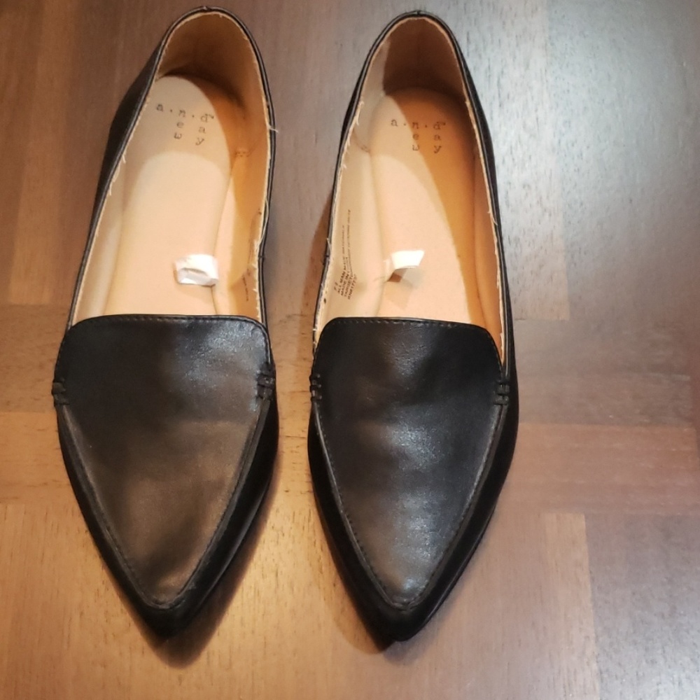Black flat shoes